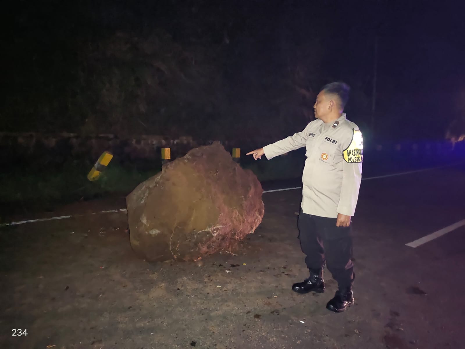Batu Tebing di Jalur Sarangan – Magetan Longsor, Dua Pengendara Motor Terluka.