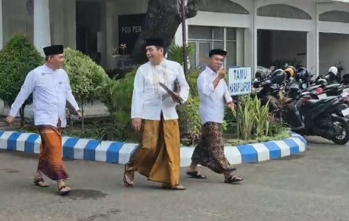 Suasana Hari Santri Nasional Mulai Terasa di Ponorogo, ASN hingga Pelajar Kenakan Sarung dan Busana Muslim