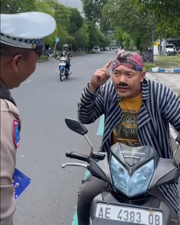 Dari Bagi Bunga dan Coklat Hingga Film Pendek, Cara  Satlantas Polres Magetan Gencarkan Edukasi Operasi Zebra Semeru 2025.