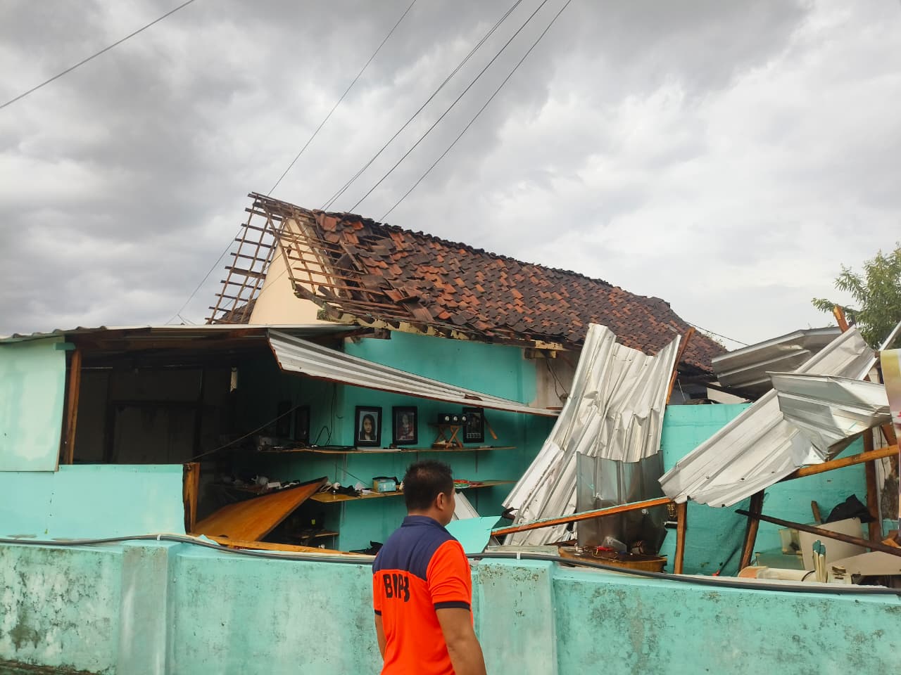 Hujan Deras Disertai Angin Puting beliung Rusakkan Puluhan Rumah Warga di Magetan