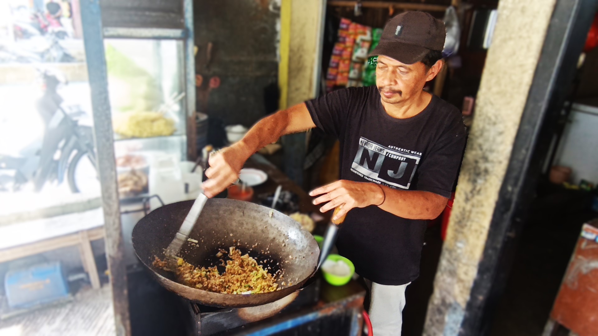 Cerita Pak Rus 25 Tahun  Jualan Tiwul Goreng di Telaga Ngebel, Pertahankan Kuliner Tradisional Khas Ponorogo .