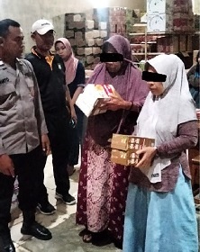 Emak Emak di Ponorogo Tertangkap Basah Mencuri Susu Kemasan di Mini Market, 3 Rekannya Kabur.