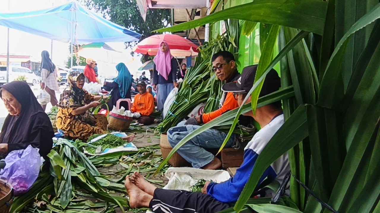 Cerita Para Perajang Daun Pandan untuk Bunga Tabur Makam, Rela Tidur di Trotoar Demi Momen Istimewa Lebaran