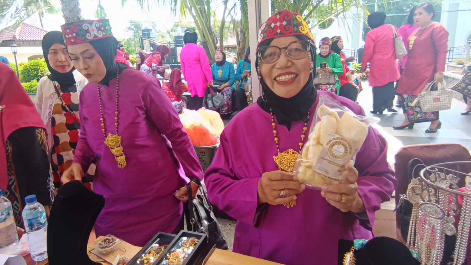 Pelaku UMKM di Magetan Pilih Cara Berbeda Bertahan di Tengah Kenaikan Harga Bahan Baku.