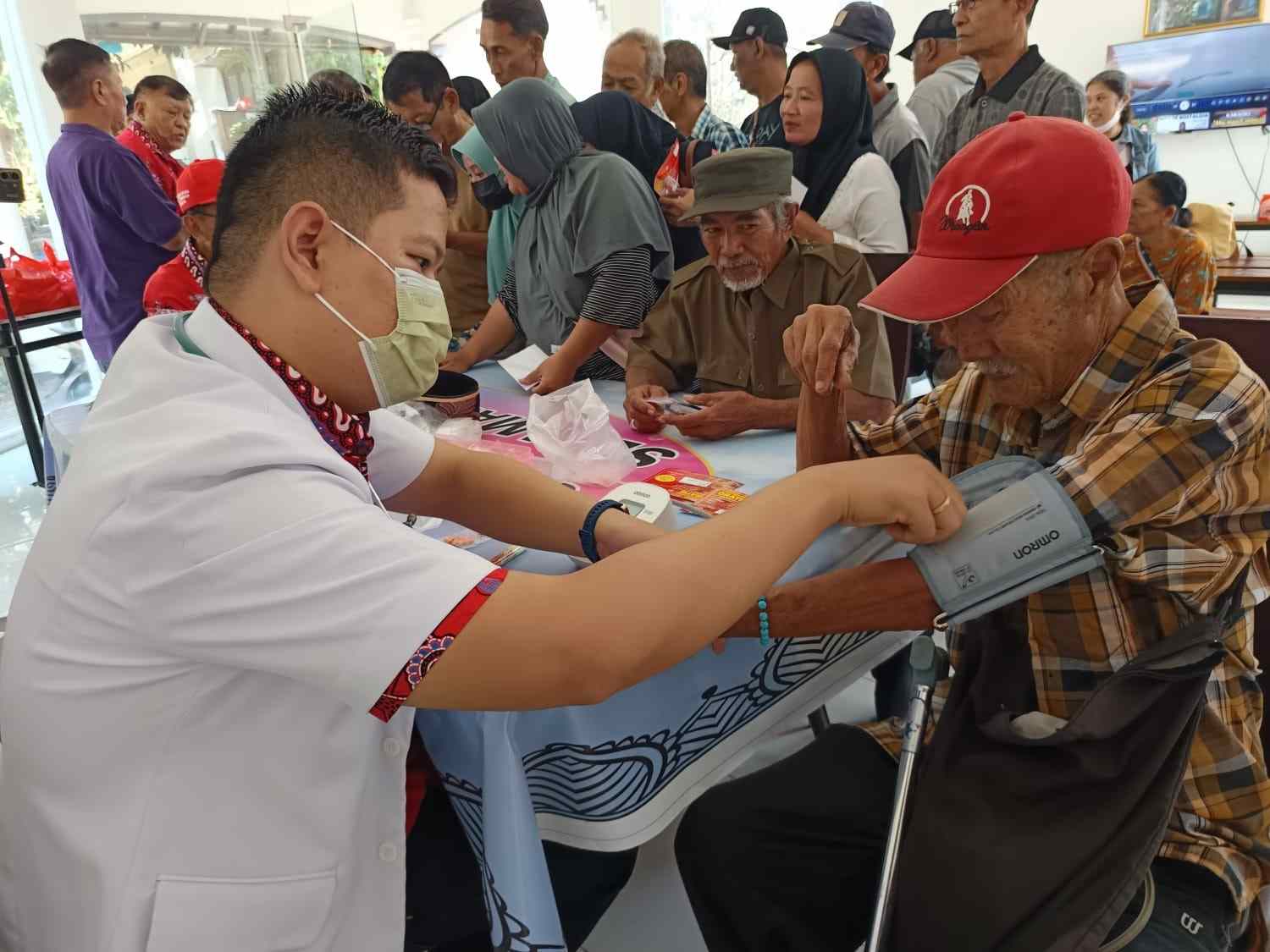 PSMTI Magetan Gelar Pengobatan Gratis dan Baksos, Bagikan Sembako Sambut HUT Ke-81 RI