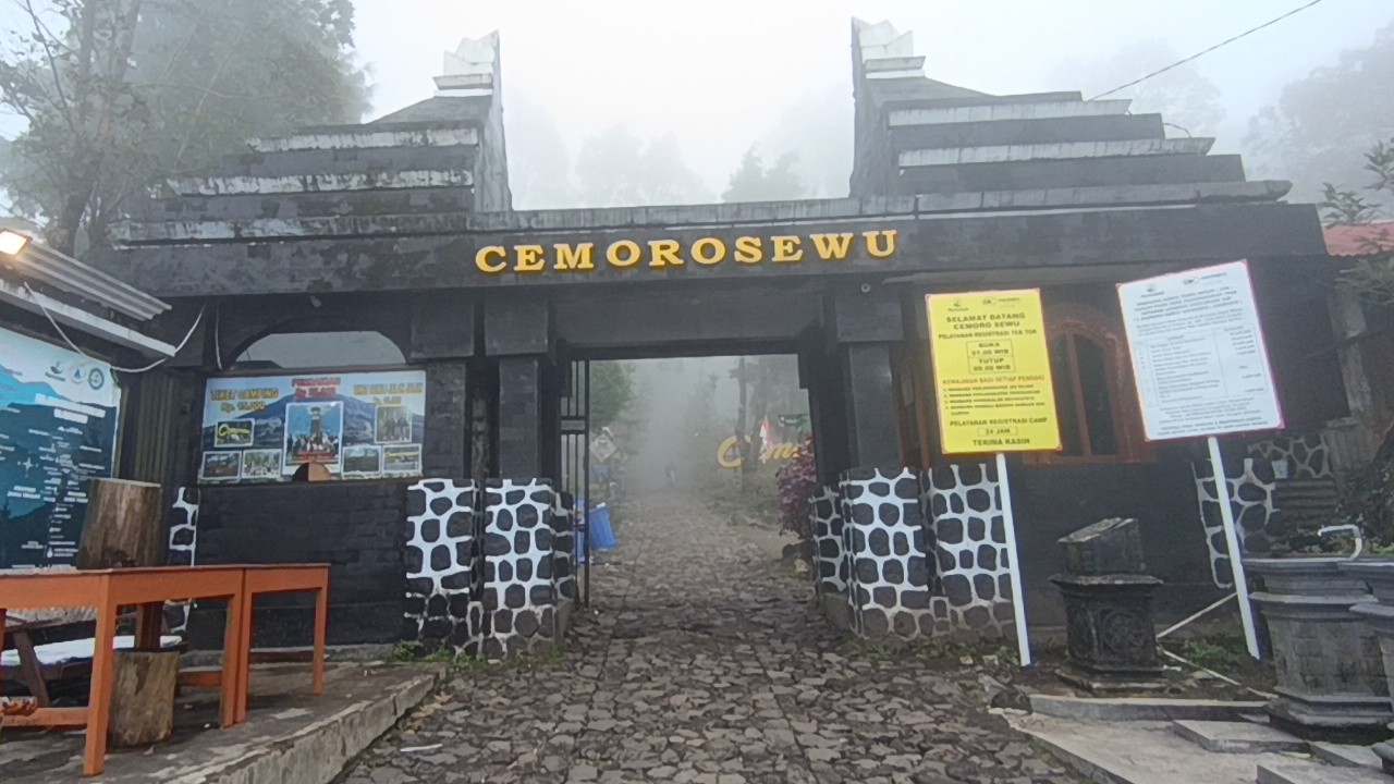 Perhutani Tutup Jalur Pendakian ke Puncak Gunung Lawu Antisipasi Kebakaran Meluas.