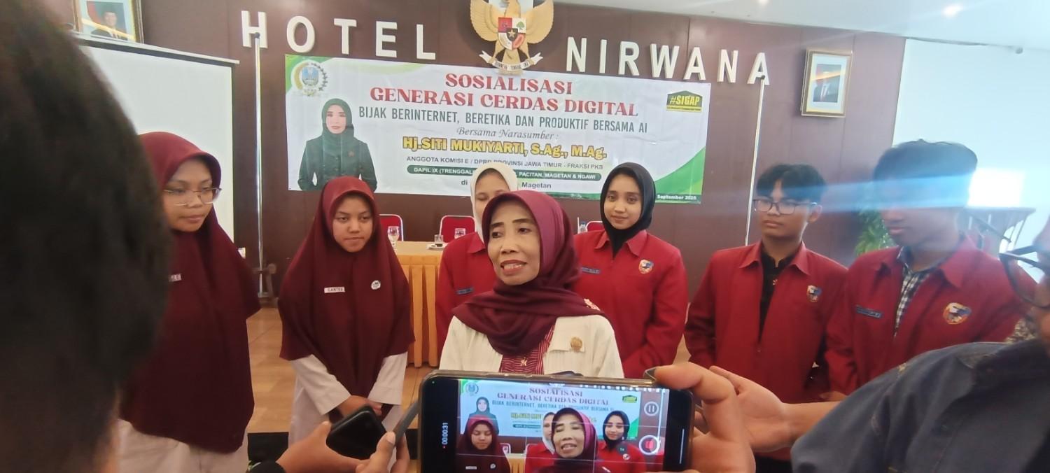 Anggota Komisi E DPRD Jawa Timur Siti Mukiyarti Ajak Siswa dan Masyarakat Bijak Menggunakan Media Sosial
