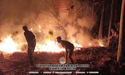 Asap Tebal Sampah Plastik di Kebakaran TPA Milangasri Membuat Relawan Kesulitan Padamkan Api.