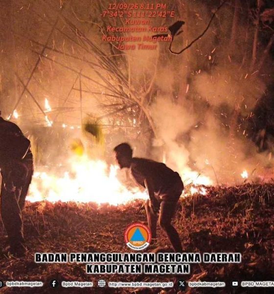 Asap Tebal Sampah Plastik di Kebakaran TPA Milangasri Membuat Relawan Kesulitan Padamkan Api.