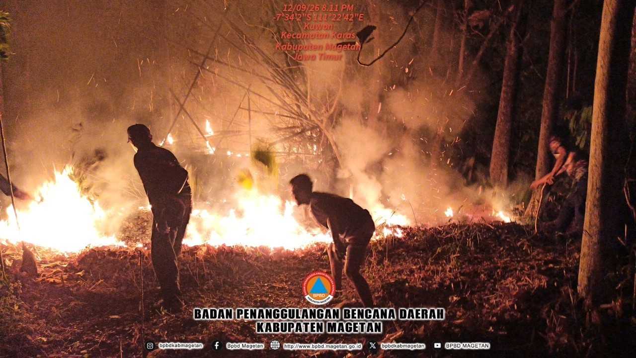 Asap Tebal Sampah Plastik di Kebakaran TPA Milangasri Membuat Relawan Kesulitan Padamkan Api.