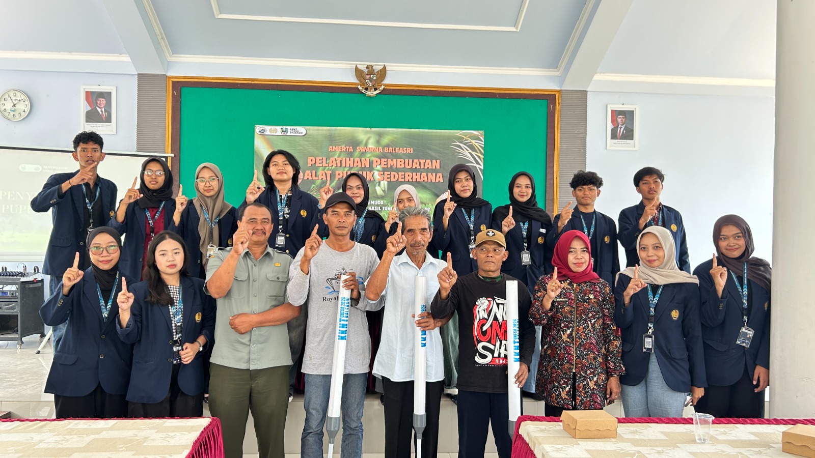 Mahasiswa KKN Tematik UNESA 2026 Dampingi Kelompok Tani Desa Baleasri melalui Pembuatan Alat Pemupukan Sederhana