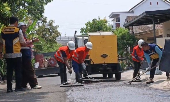 PUPR Magetan Uji Metode Aspal Emulsi, Jalan Bisa Dimanfaatkan Hanya 4 Jam Setelah Dibangun.