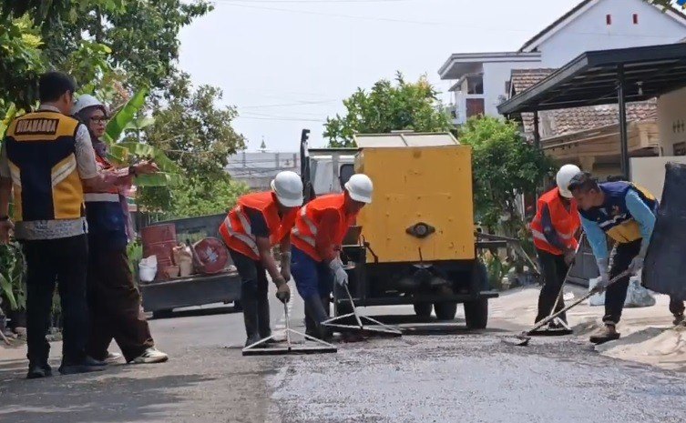 PUPR Magetan Uji Metode Aspal Emulsi, Jalan Bisa Dimanfaatkan Hanya 4 Jam Setelah Dibangun.