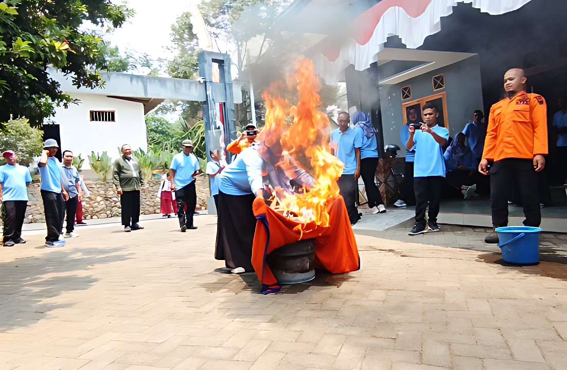 Cerita Perempuan Destana di Magetan, Tangguh dengan UMKM Sirup Mawar dan Tangguh Padamkan Api