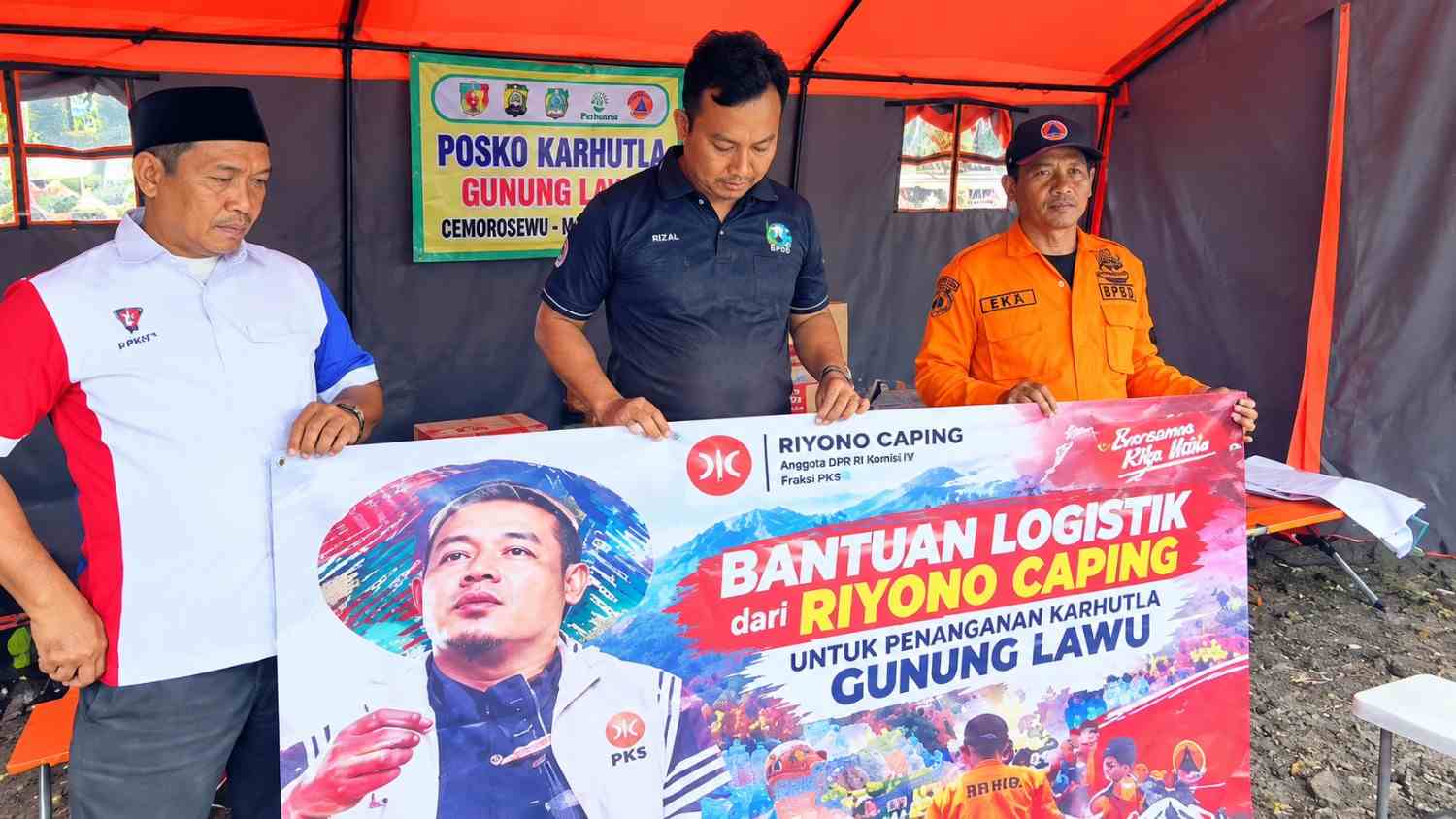 Kebakaran Gunung Lawu, Riyono Caping Salurkan Logistik untuk Relawan Pemadam.