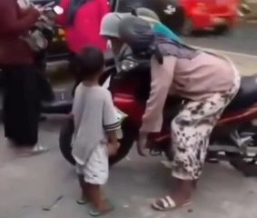 Ibu di Ponorogo Meninggal di Atas Motor Saat Akan Berobat, Anaknya Melihat Ibunya Lemas.