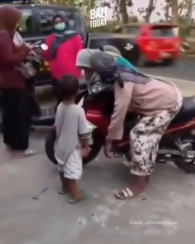 Ibu di Ponorogo Meninggal di Atas Motor Saat Akan Berobat, Anaknya Melihat Ibunya Lemas.