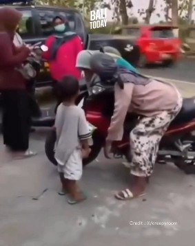 Ibu di Ponorogo Meninggal di Atas Motor Saat Akan Berobat, Anaknya Melihat Ibunya Lemas.