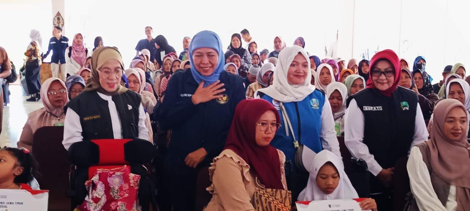 Khofifah Salurkan Bantuan sosial dan bantuan pemberdayaan masyarakat senilai Rp 9,867 miliar untuk warga Kabupaten Magetan.