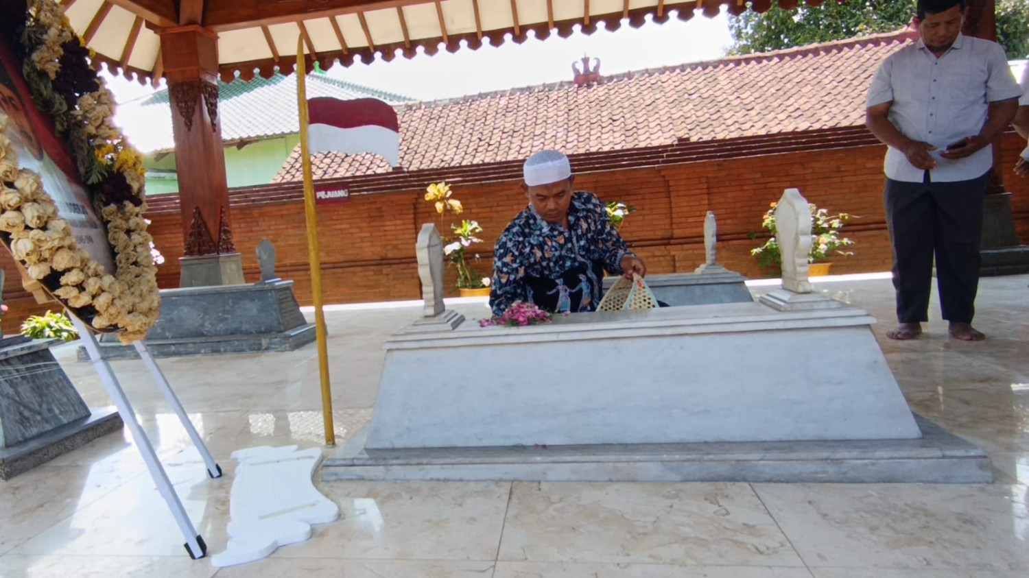 Ziarah Makam Gubernur Soerjo, Riyono Caping Ajak Masyarakat Mengingat Jasa Leluhur
