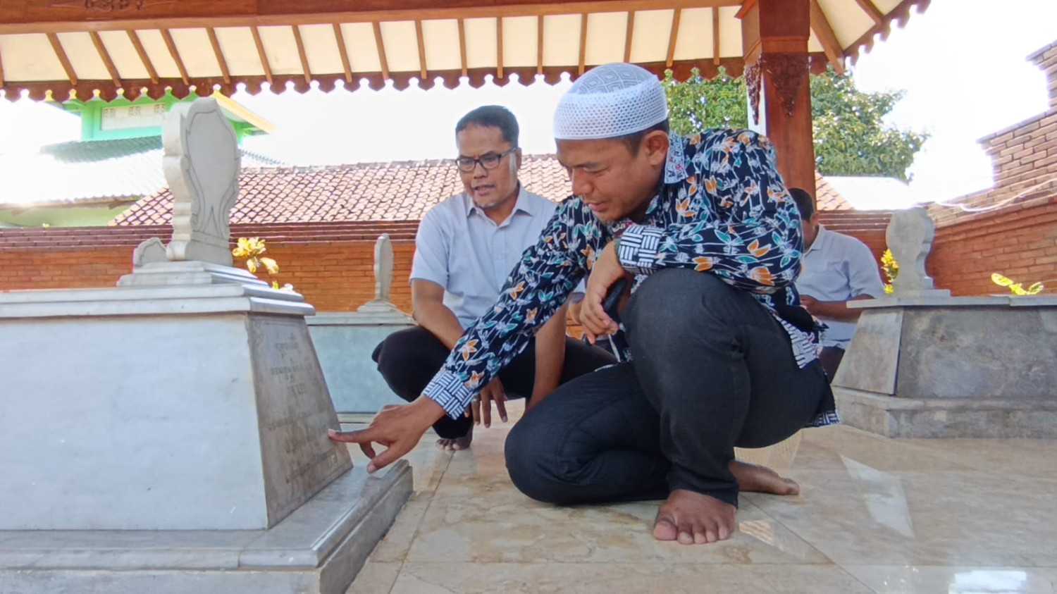 Ziarah Makam Gubernur Soerjo, Riyono Caping Tawarkan Perbaikan Fasilitas Pemakaman